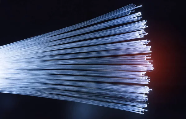 Оптичні волокна динамічні, що літають з глибини на технологічному фоні — стокове фото