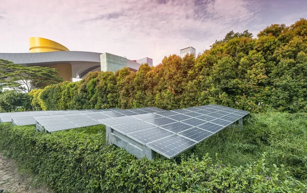 Painéis solares com paisagem urbana da cidade moderna, energia ecológica ren — Fotografia de Stock