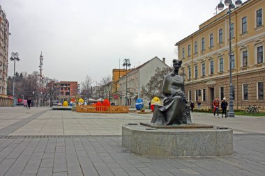 Hırvatistan Slavonski Brod, 27 Mart 2018: görünüm, Merkez Meydanı, Slavonski Brod ile Ivana Brlic Mazuranic, çocuklar, Hırvatistan için ünlü Hırvat yazar için anıt