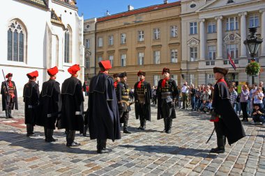 Hırvatistan Zagreb, 1 Ekim 2017: kıtası girişinde Cravat alayı Zagreb Hırvatistan Parlamentosu üyeleri değiştirme
