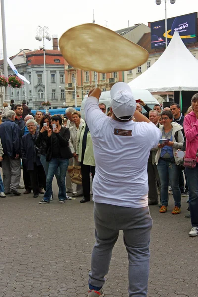 Croacia Zagreb Octubre 2014 Maestro Pizza Está Demostrando Cómo Hacer — Foto de Stock