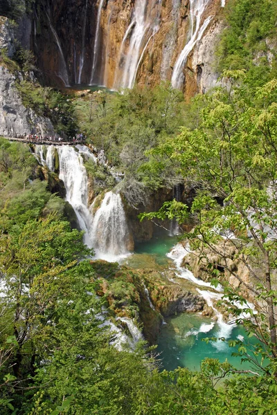 克罗地亚普利特维采湖群 2018年4月29日 克罗地亚的普利特维采湖群湖泊中美丽的瀑布的夏季景观 — 图库照片