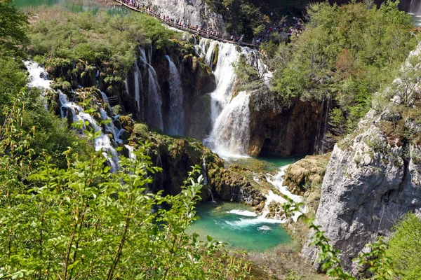 Plitvice Chorwacja Kwietnia 2018 Summer Krajobraz Pięknych Wodospadów Jeziora Plitwickie — Zdjęcie stockowe