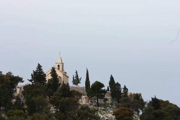 Mavi Gökyüzüne Karşı Tepede Eski Kilise — Stok fotoğraf