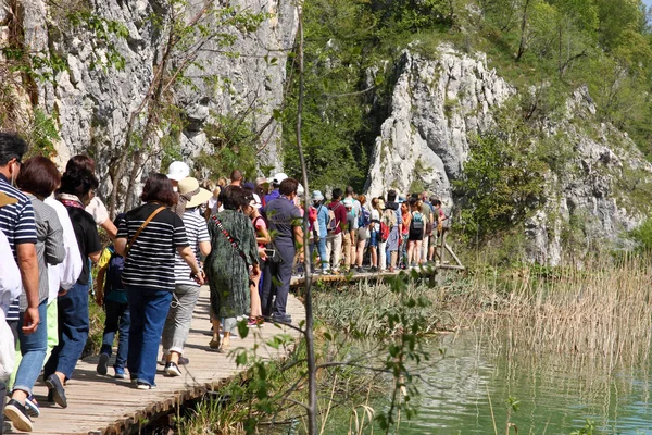 Plitvice Kroatien April 2018 Touristen Gehen Auf Einem Pfad Plitvice — Stockfoto