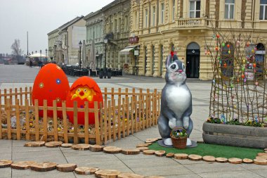 Slavonski Brod, Hırvatistan 27 Mart 2018 görünümü, Merkez Meydanı, Slavonski Brod Paskalya süsleri, Hırvatistan ile