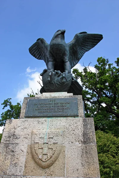 Escultura Halcón Cima Mogila Una Colina Artificial Parque Maksimir Zagreb —  Fotos de Stock