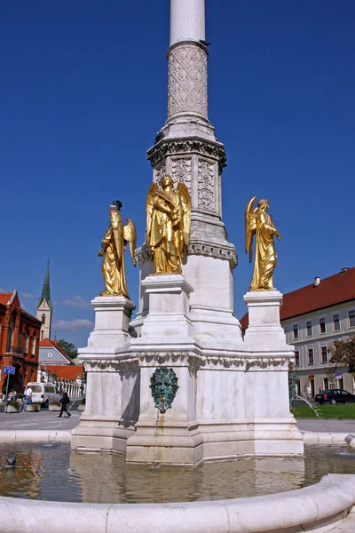 克罗地亚萨格勒布2017年10月1日克罗地亚萨格勒布圣母升天大教堂前喷泉上的金色天使雕像 — 图库照片