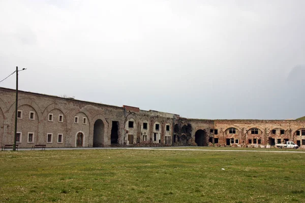 Cavalier Imposant Bâtiment Deux Étages Murs Briques Fait Partie Forteresse — Photo