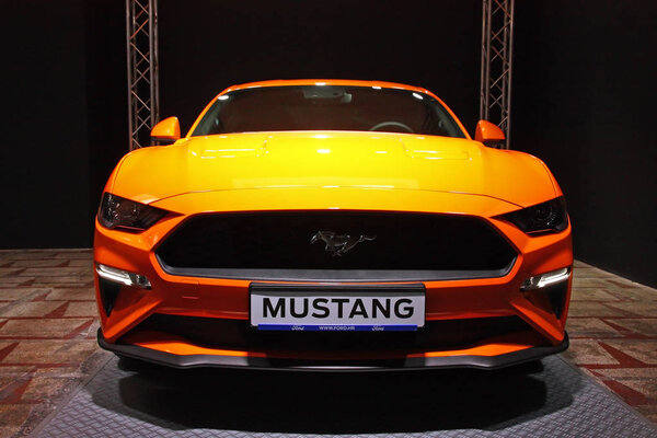 ZAGREB, CROATIA 13 апреля 2018 года вид на желтый Ford Mustang на автосалоне в Загребе, Хорватия
