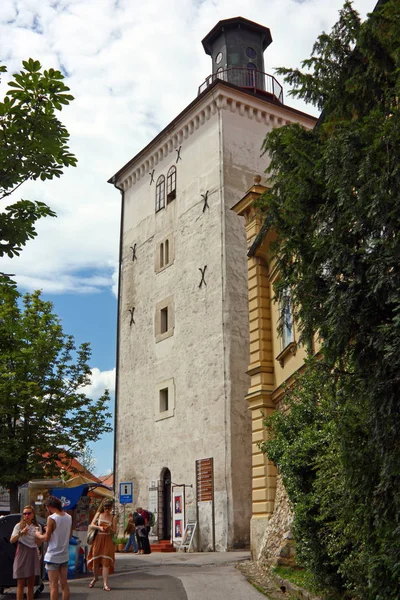 Zagreb Kroatia Kesäkuu 2013 Näkymä Lotrscak Tower Linnoitettu Torni Sijaitsee — kuvapankkivalokuva