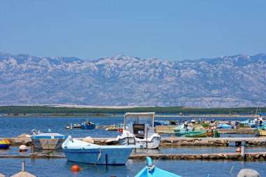 Nin, Hırvatistan - 22 Haziran 2011: Nin Limanı ve Velebit dağ, Hırvatistan