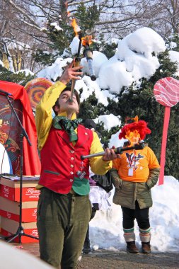 Samobor, Hırvatistan - 2 Şubat 2010 bir sokak sanatçı ile yangın, Samobor karnaval, Hırvatistan dönüşümü gerçekleştirir