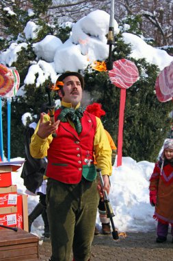 Samobor, Hırvatistan - 2 Şubat 2010 bir sokak sanatçı ile yangın, Samobor karnaval, Hırvatistan dönüşümü gerçekleştirir