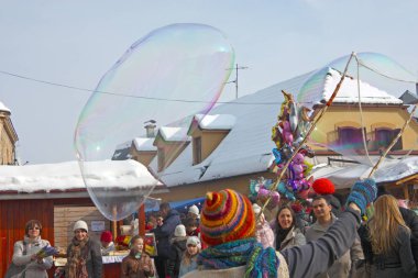 Samobor, Hırvatistan - 13 Şubat 2010 insanlar Samobor karnavalında oluşturmak devasa sabun köpüğü