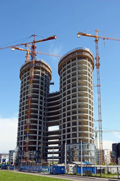 克罗地亚萨格勒布 2011年5月4日在克罗地亚萨格勒布建造起重机建设新的商业塔 — 图库照片