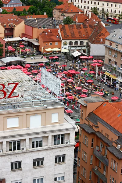 萨格勒布 克罗地亚2013年6月12日克罗地亚萨格勒布与遮阳伞的 Dolac 市场鸟图 — 图库照片