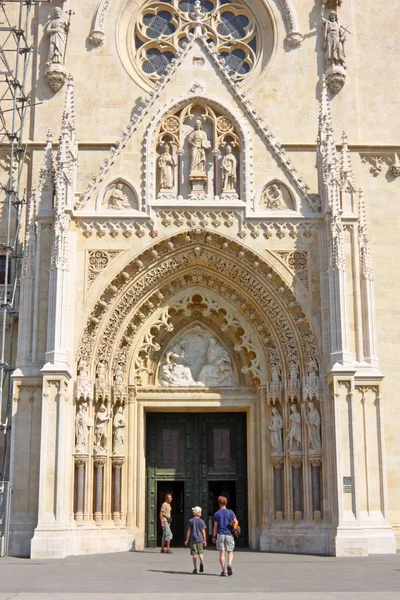 Haupteingangstür zur Kathedrale — Stockfoto