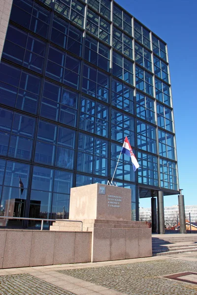Vlajka Chorvatska před národní a univerzitní knihovny v cak — Stock fotografie