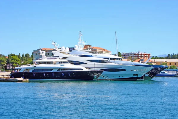 Modern yachts in Zadar harbor — Stock Photo, Image
