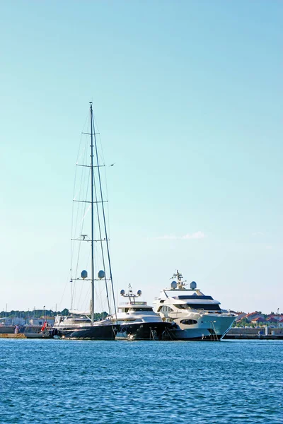 Moderna yachter i Zadars hamn — Stockfoto