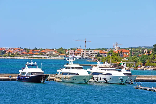 Iates modernos no porto de Zadar — Fotografia de Stock