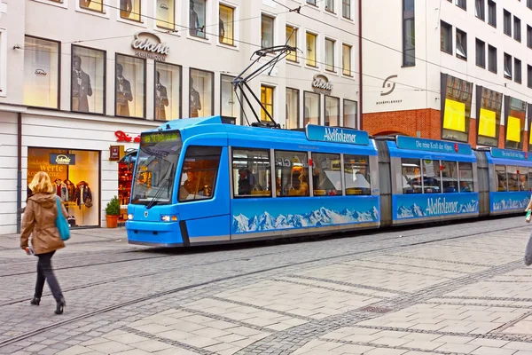 Tranvía azul en la calle Munich — Foto de Stock