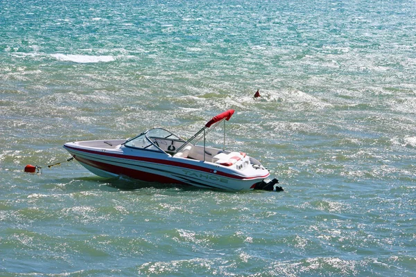 Barca cu motor pe marea ondulată — Fotografie, imagine de stoc