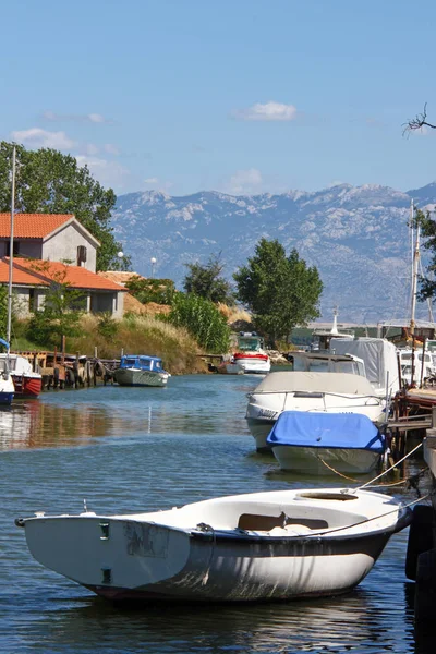 Bateaux ancrés près de Nin — Photo