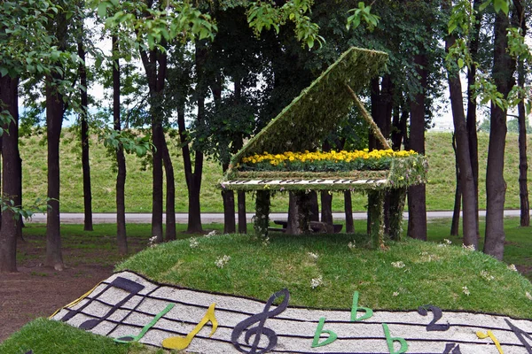 Piano, decoração de flores — Fotografia de Stock