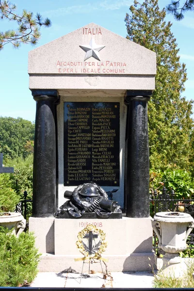 Tumba de soldados italianos muertos en la Primera Guerra Mundial —  Fotos de Stock