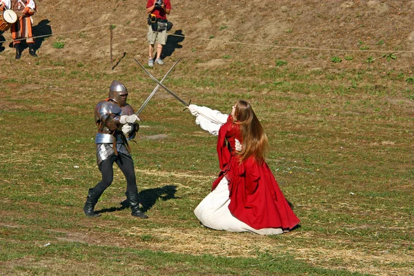 Dame en rouge dans un duel — Photo