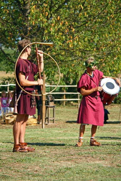 Cornu player and drummer during Roman show — Stock Photo, Image