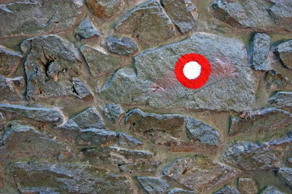 Ένα σημάδι ορειβασίας σε ένα πέτρινο τοίχωμα — Φωτογραφία Αρχείου