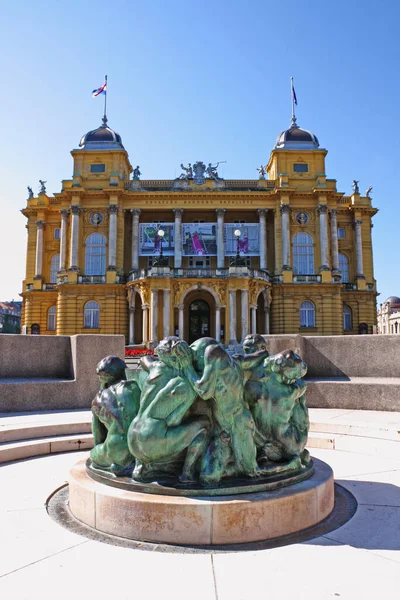 Zagreb Croácia Julho 2020 Poço Escultura Life Mestrovic Frente Teatro — Fotografia de Stock