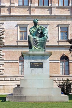 ZAGREB, CROATIA 31 Temmuz 2020 İvan Mestroviç 'in Piskopos Strossmayer Heykeli, Hırvatistan Bilim ve Sanat Akademisi' nin arkasındaki Park 'ta, Zagreb, Hırvatistan.