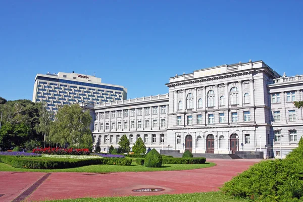 ZAGREB, CROATIA - 28 Temmuz 2020 Mimara Müzesi Zagreb 'de bulunan bir sanat müzesidir. Müze, Wiltrud ve Ante Topi Mimara 'nın koleksiyonuna ev sahipliği yapıyor.