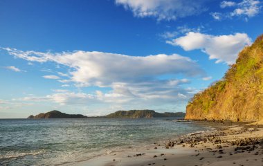 Kosta Rika 'daki güzel tropikal Pasifik Okyanusu kıyısı
