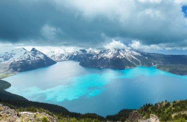 Whistler, BC, Kanada yakınlarındaki Garibaldi Gölü 'nün turkuaz sularına yürüyün. British Columbia 'da çok popüler bir yürüyüş merkezi..