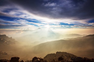 Haleakala yanardağında güzel bir gün doğumu sahnesi, Maui adası, Hawaii
