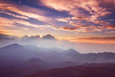 Haleakala yanardağında güzel bir gün doğumu sahnesi, Maui adası, Hawaii