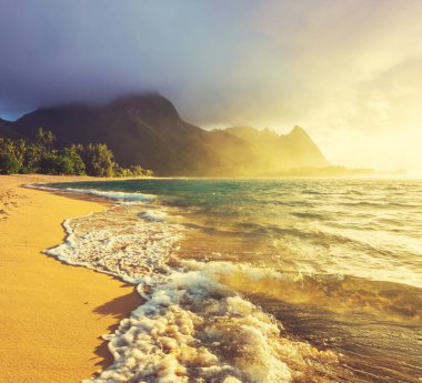 Hawaii, ABD 'deki Kauai Adası' ndaki Tünel Plajı 'nda güzel bir manzara.