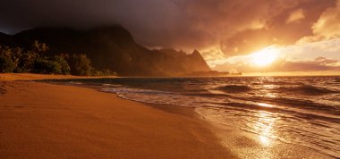 Hawaii, ABD 'deki Kauai Adası' ndaki Tünel Plajı 'nda güzel bir manzara.