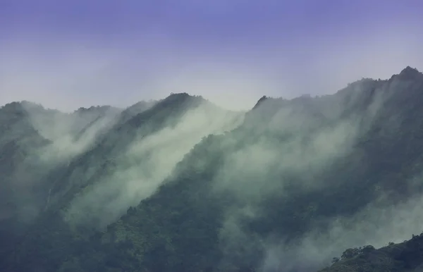 Nevoeiro Nas Altas Montanhas — Fotografia de Stock