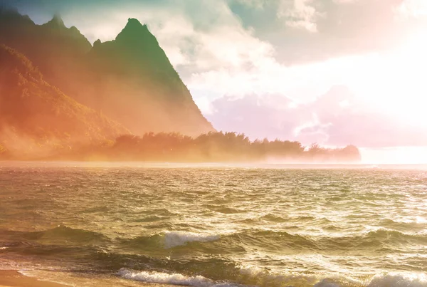 美国夏威夷考艾岛的隧道海滩上美丽的风景 — 图库照片