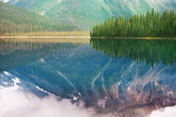 Scena Serena Presso Lago Montagna Canada Con Riflesso Delle Rocce — Foto Stock