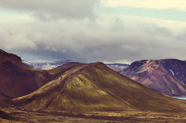 美しいアイスランドの風景 曇天時の緑の火山山 — ストック写真