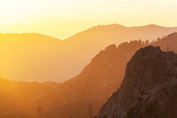 山の中の景色の日没 — ストック写真