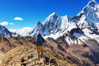 Cordillera dağlarında yürüyüş sahnesi, Peru