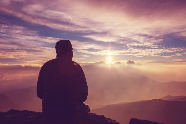 Adam sırf Uçurumdaki